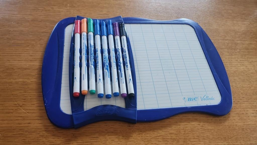 Leisteen met 8 Velleda-stiften, Diversen, Schoolbenodigdheden, Ophalen of Verzenden, Zo goed als nieuw