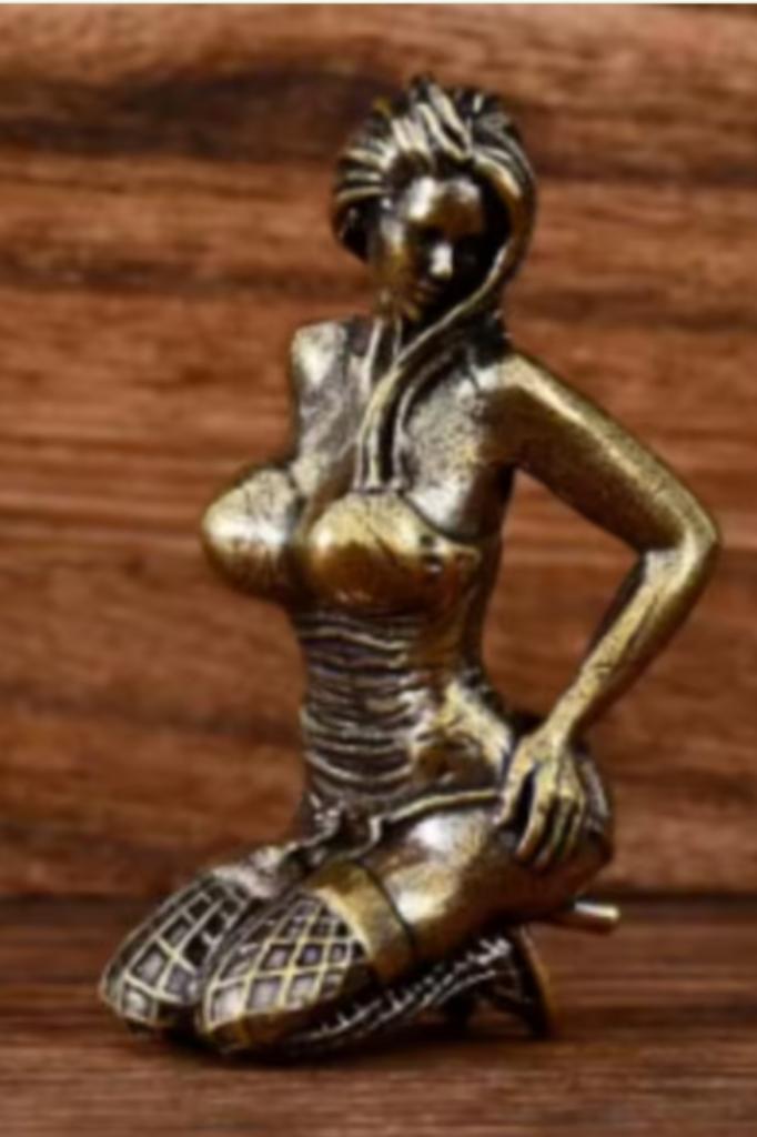 Massief messing beeldje sexy vrouw zittend (5cm hoog), Collections, Statues & Figurines, Neuf, Enlèvement ou Envoi