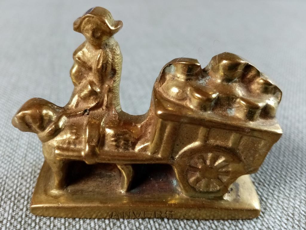 Koperen miniatuur, vrouw met hond die melkkar trekt, Ophalen of Verzenden