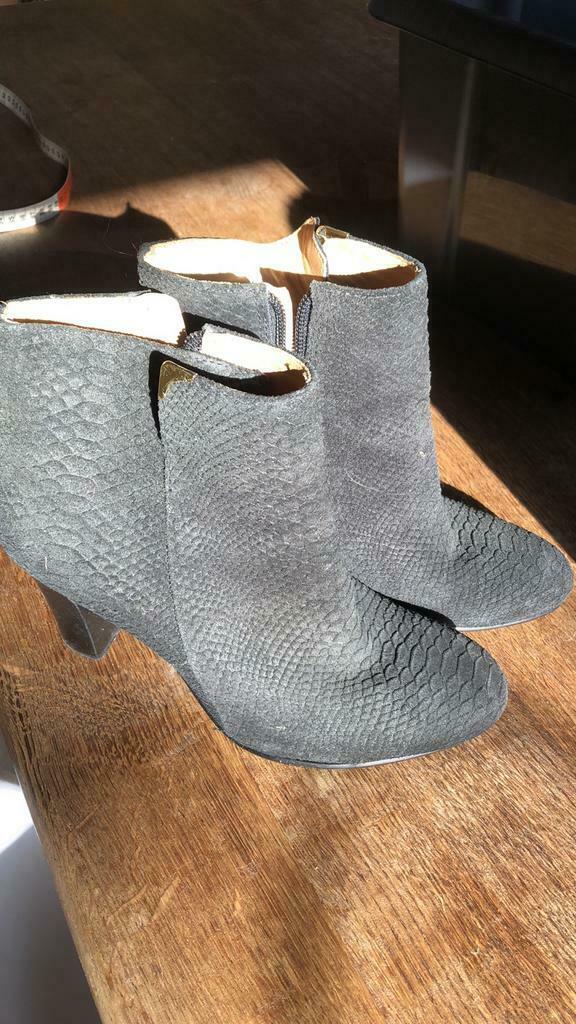 Bottillons gris noir ANDRÉ daim croco point 40 talon 8cm, André, Comme neuf, Boots et Botinnes, Noir