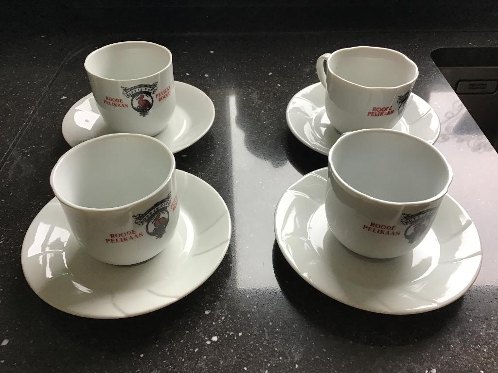 Koffietassen De Roode Pelikaan, Ophalen of Verzenden, Gebruikt, Kop(pen) en/of Schotel(s)