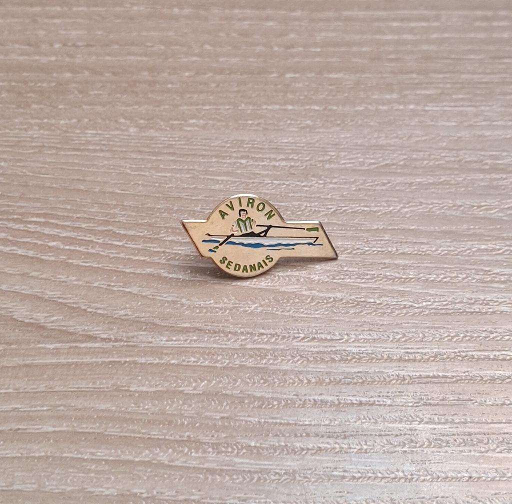 PIN - AVIRON SEDANAIS - ROEIEN - KANO, Envoi, Utilisé, Sport, Insigne ou Pin's