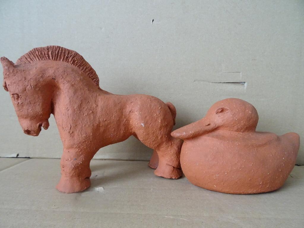 Design beeld paard pony en eend Terracotta 15cm en 9cm set, Verzamelen, Beelden en Beeldjes, Gebruikt, Dier, Ophalen of Verzenden
