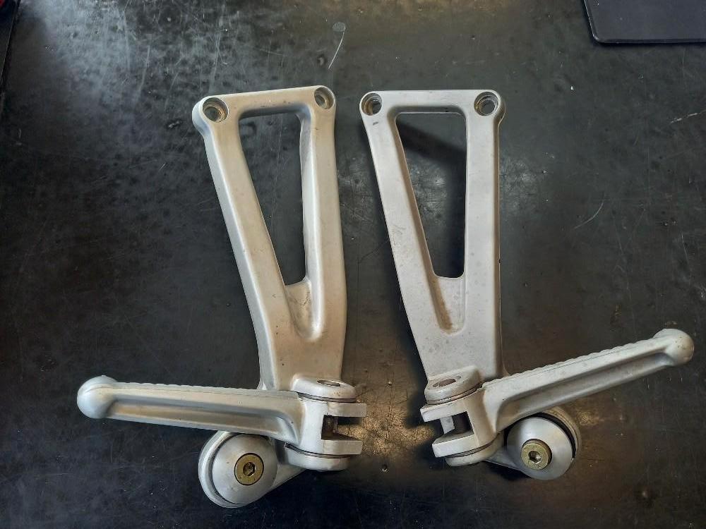 DUCATI 750 800-900- SS IE REPOSE-PIEDS DUO POUR, Motos, Pièces | Ducati, DUCATI, Enlèvement ou Envoi, Utilisé, Jackierogier@outlook.be