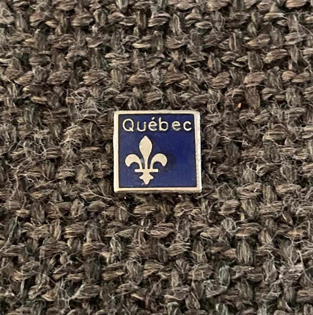 PIN - QUÉBEC - CANADA, Envoi, Utilisé, Ville ou Campagne, Insigne ou Pin's