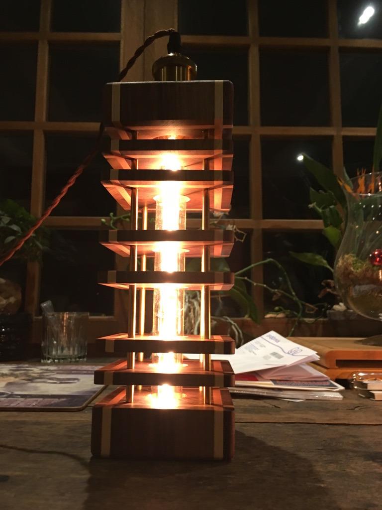 lampes artisanale Noyer + érable, Neuf, Moins de 50 cm, Bois et laiton, Enlèvement