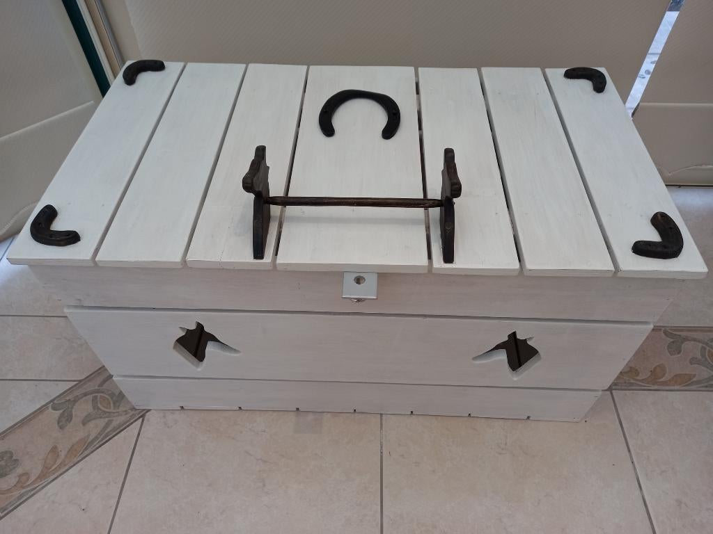 Coffre Artisanal, motifs chevaux., Neuf, 50 à 100 cm, Enlèvement, Moins de 50 cm