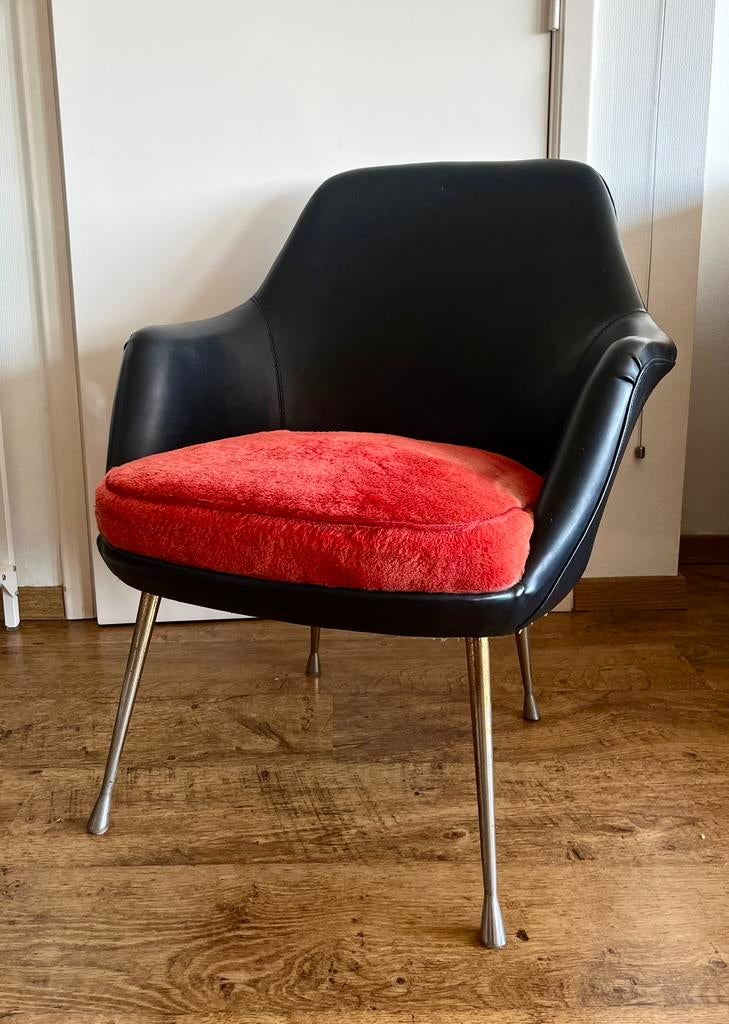 Mid-century stijl vintage lederen kuipzetel met rood zitvlak, Ophalen, Gebruikt, Zwart, Leer