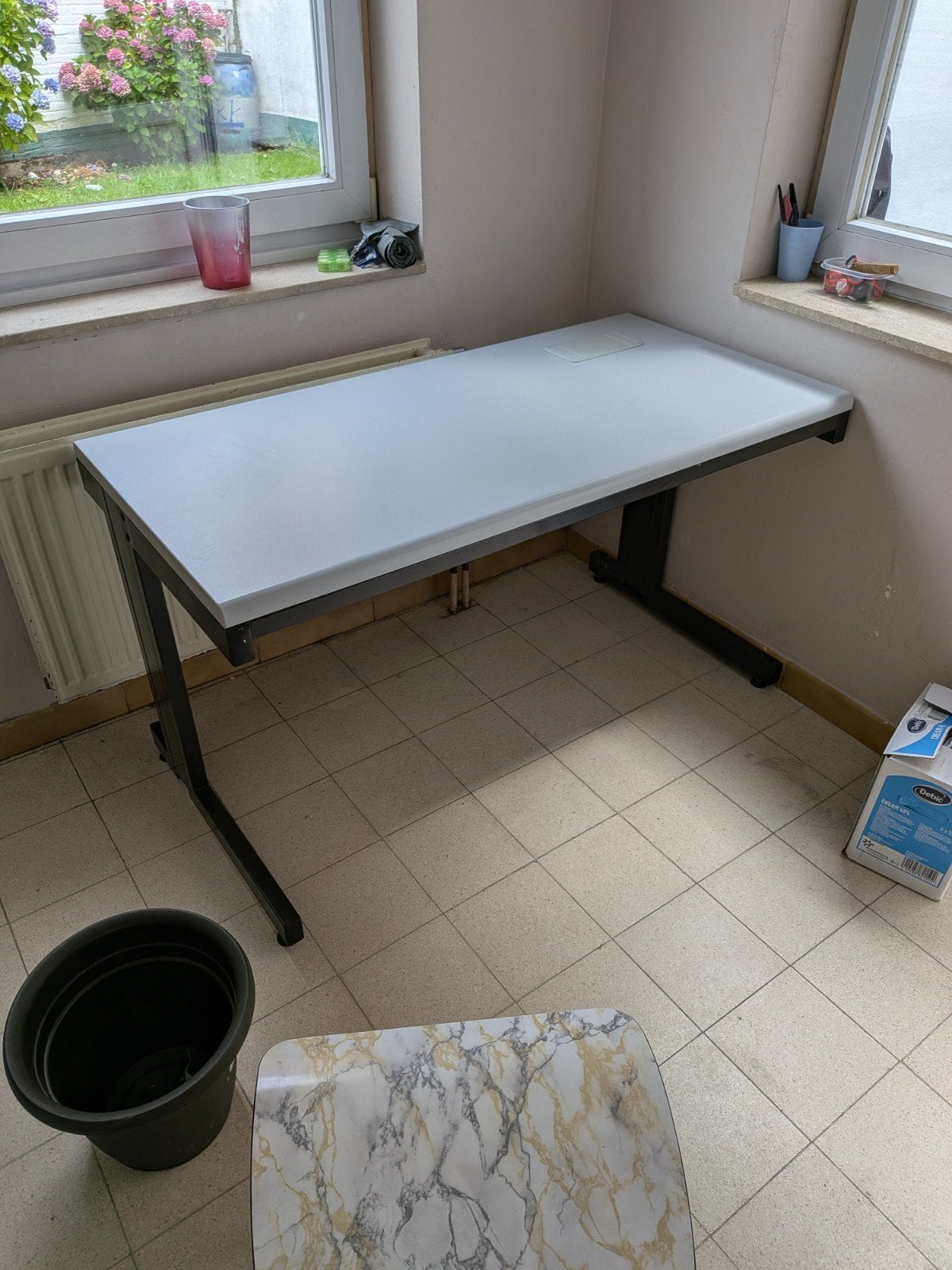 Metalen bureau met houten blad, Ophalen