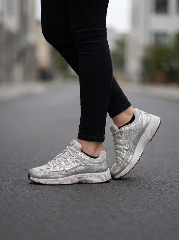 Nike P-6000 'White Metallic Silver' Dames Maat 38.5 EU, Kleding | Dames, Nike, Ophalen of Verzenden, Sneakers, Grijs
