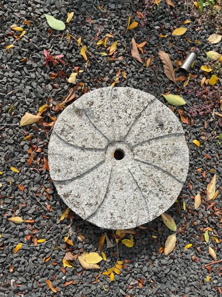 Ronde molensteen met patroon, Tuin en Terras, Ophalen, Gebruikt, Graniet, Waterornament