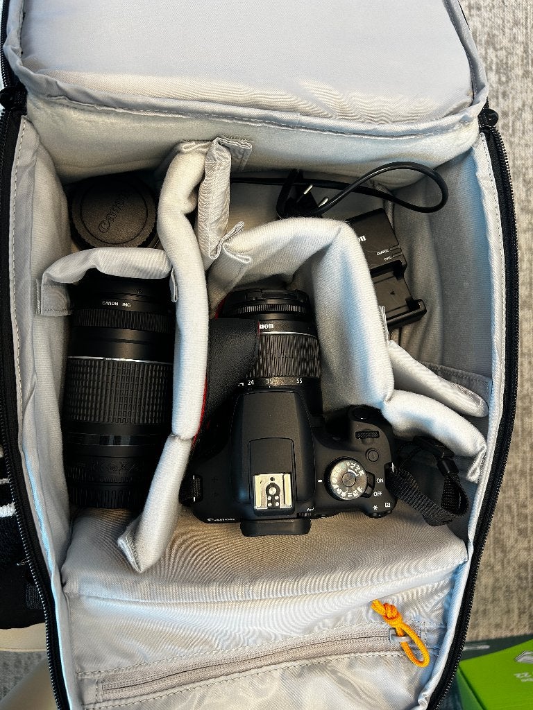 Canon EOS 2000D + accessories + Lowepro Tahoe BP 150 (black), Enlèvement ou Envoi, Comme neuf, Canon