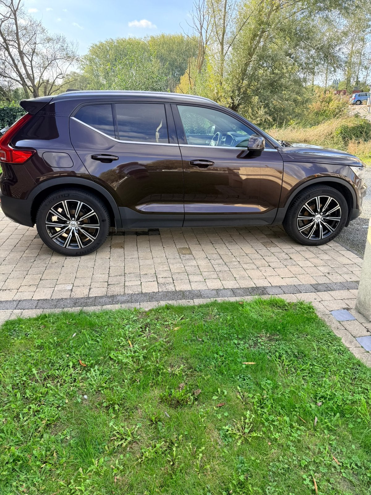 Inscription Volvo XC40 T3 en métal marron foncé, Cuir, Commande vocale, Achat, 3 places