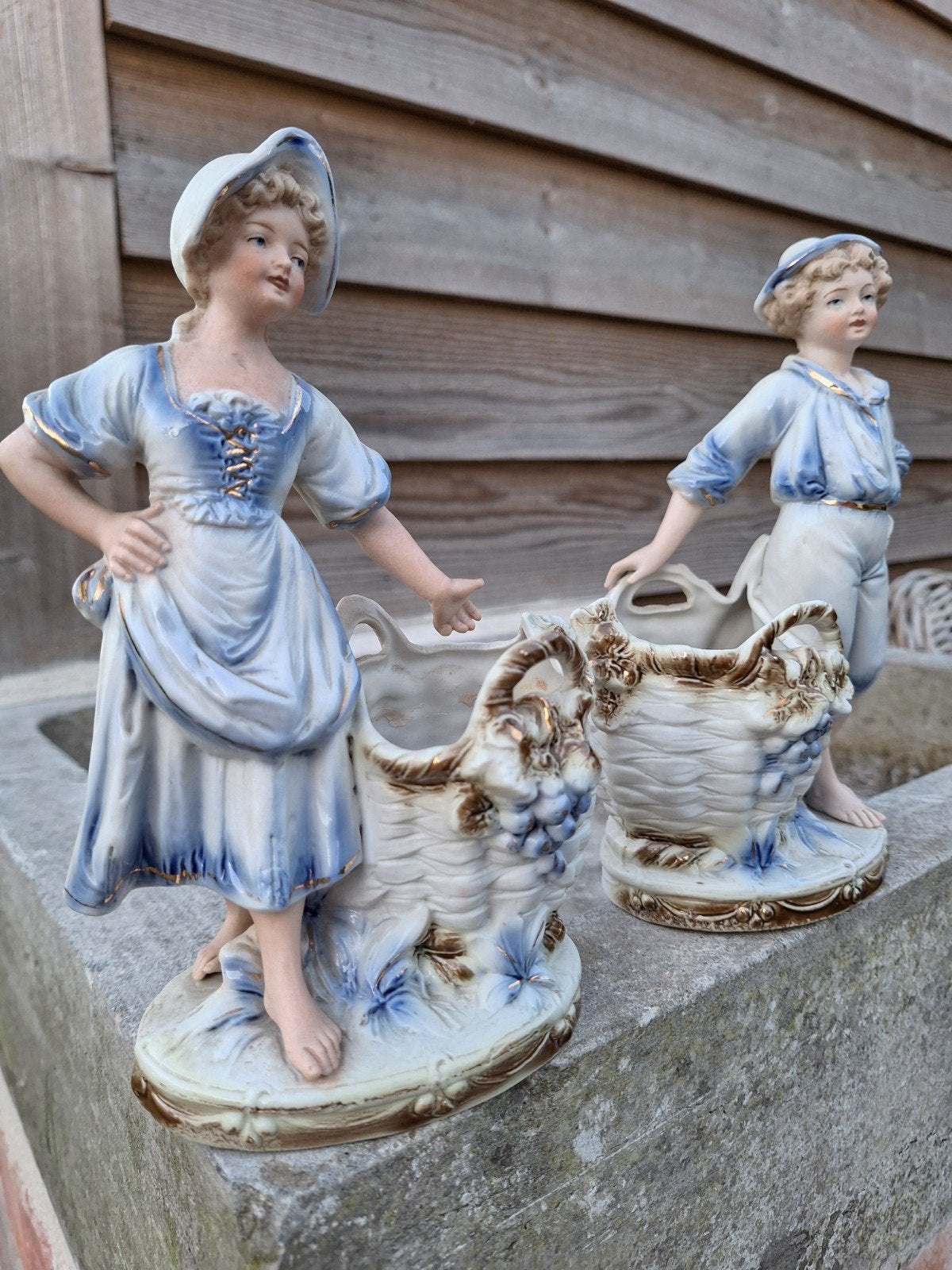 Paire de figurines anciennes en biscuit, Enlèvement