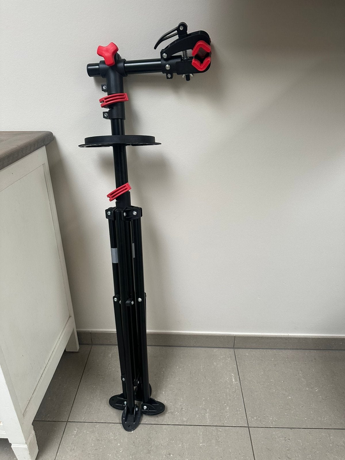 NIEUW Inklapbare Fietsenwerkstand  met gereedschapsschaal, Ophalen, Zo goed als nieuw