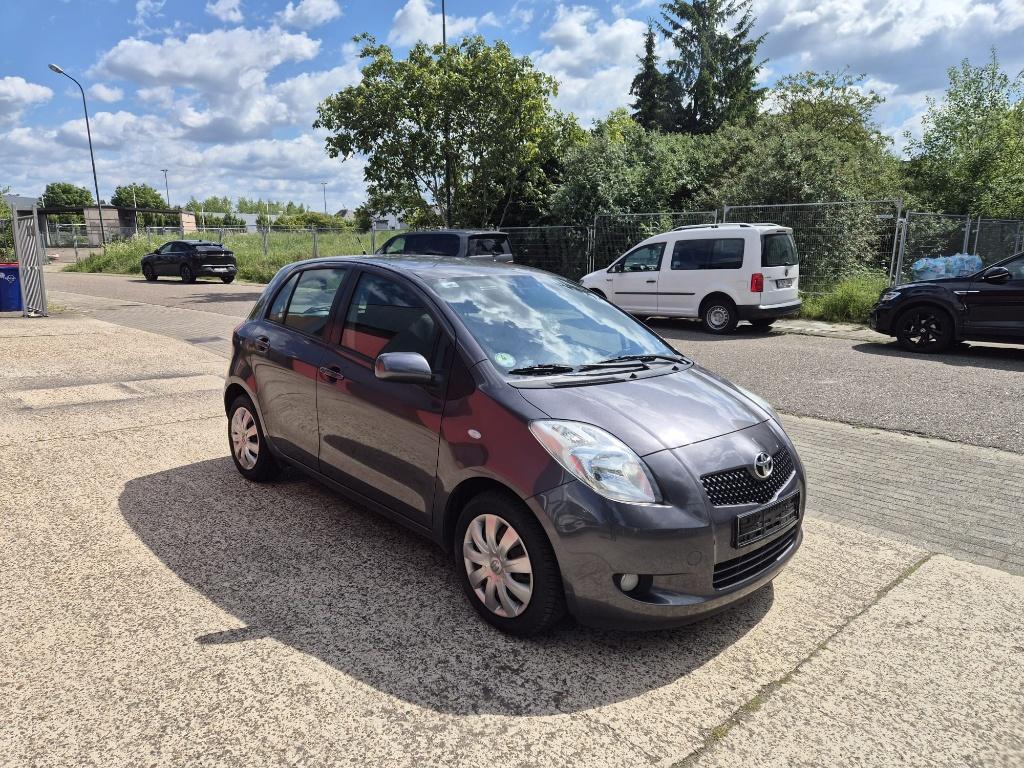 Toyota Yaris 1.3 VVTI - Airco - GPS - Sensoren + Keuring, Auto's, Voorwielaandrijving, Stof, Zwart, 4 cilinders