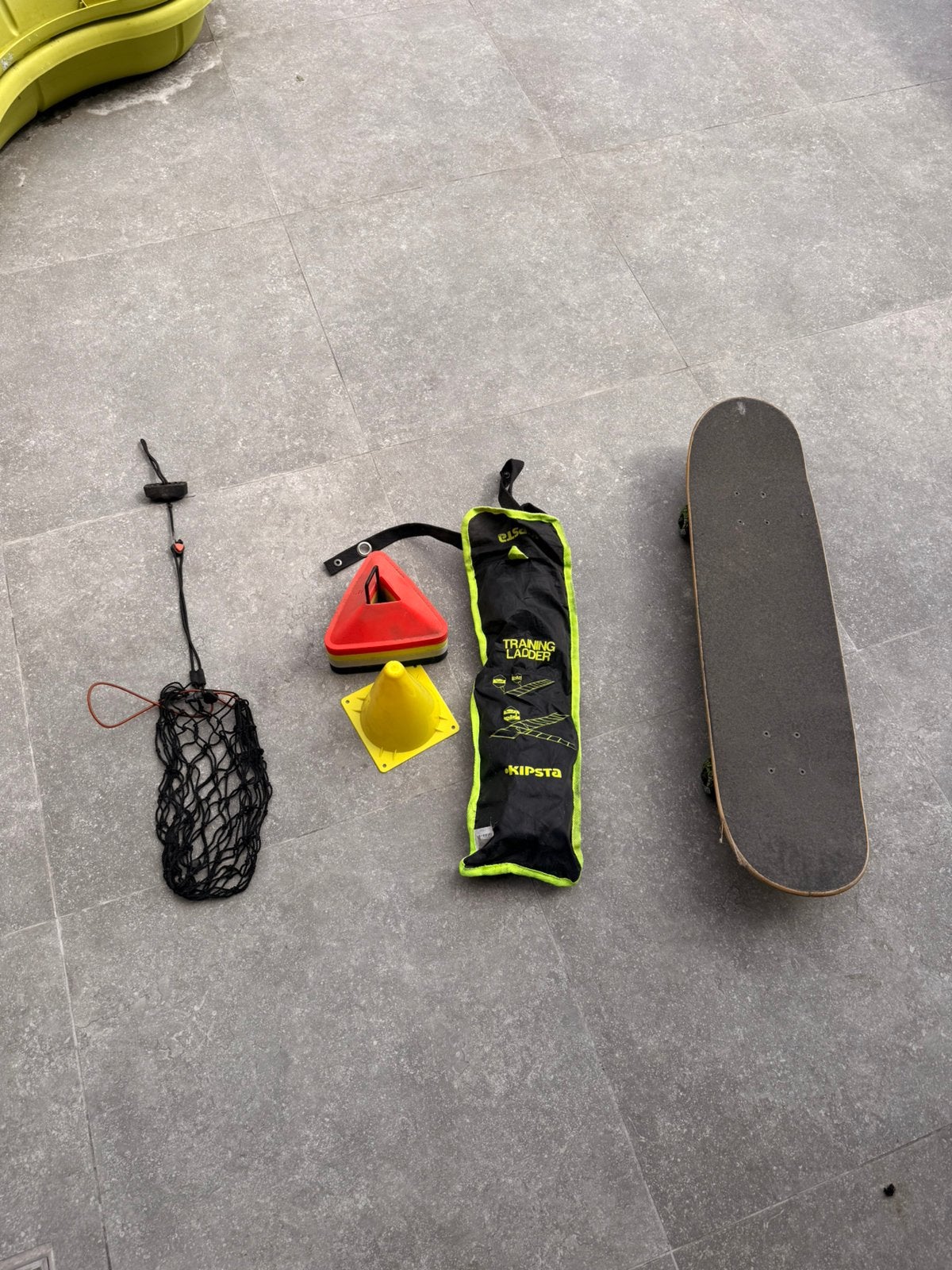 Skateboard + voetbal speelgoed, Enlèvement, Utilisé