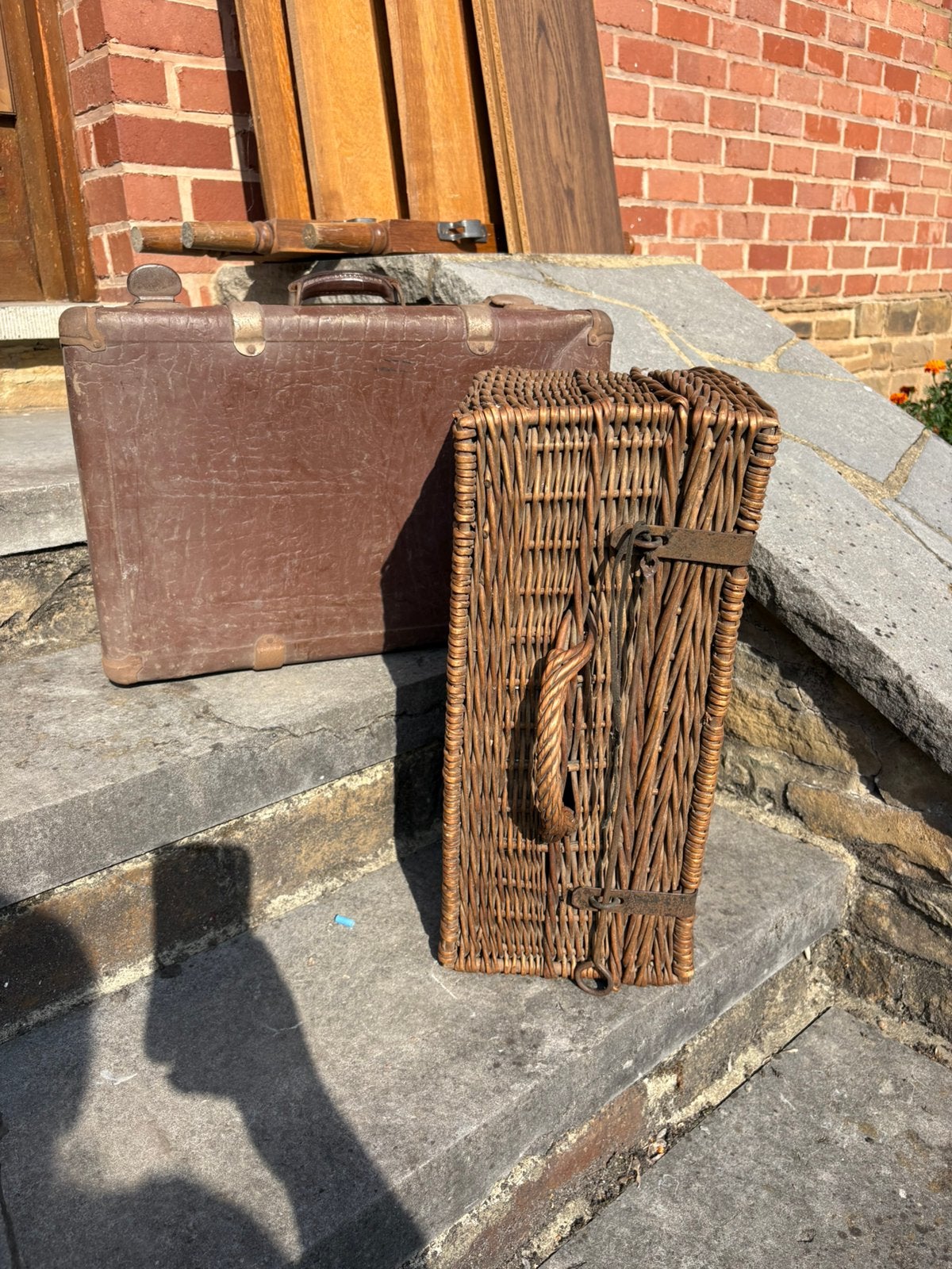 Lot vintage : ancienne valise de voyage + valise en osier, Enlèvement, Comme neuf, Autres matériaux