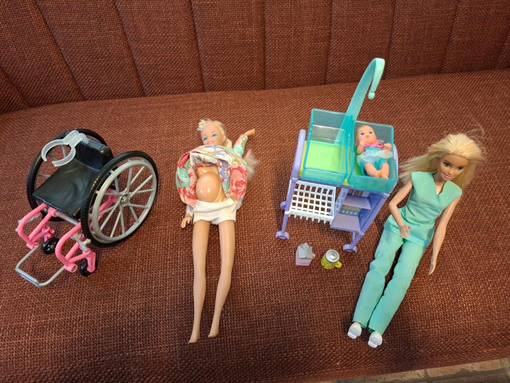 Barbie:baby id buik,verzorgingstafel + verpleegster,rolstoel, Kinderen en Baby's, Ophalen, Barbie