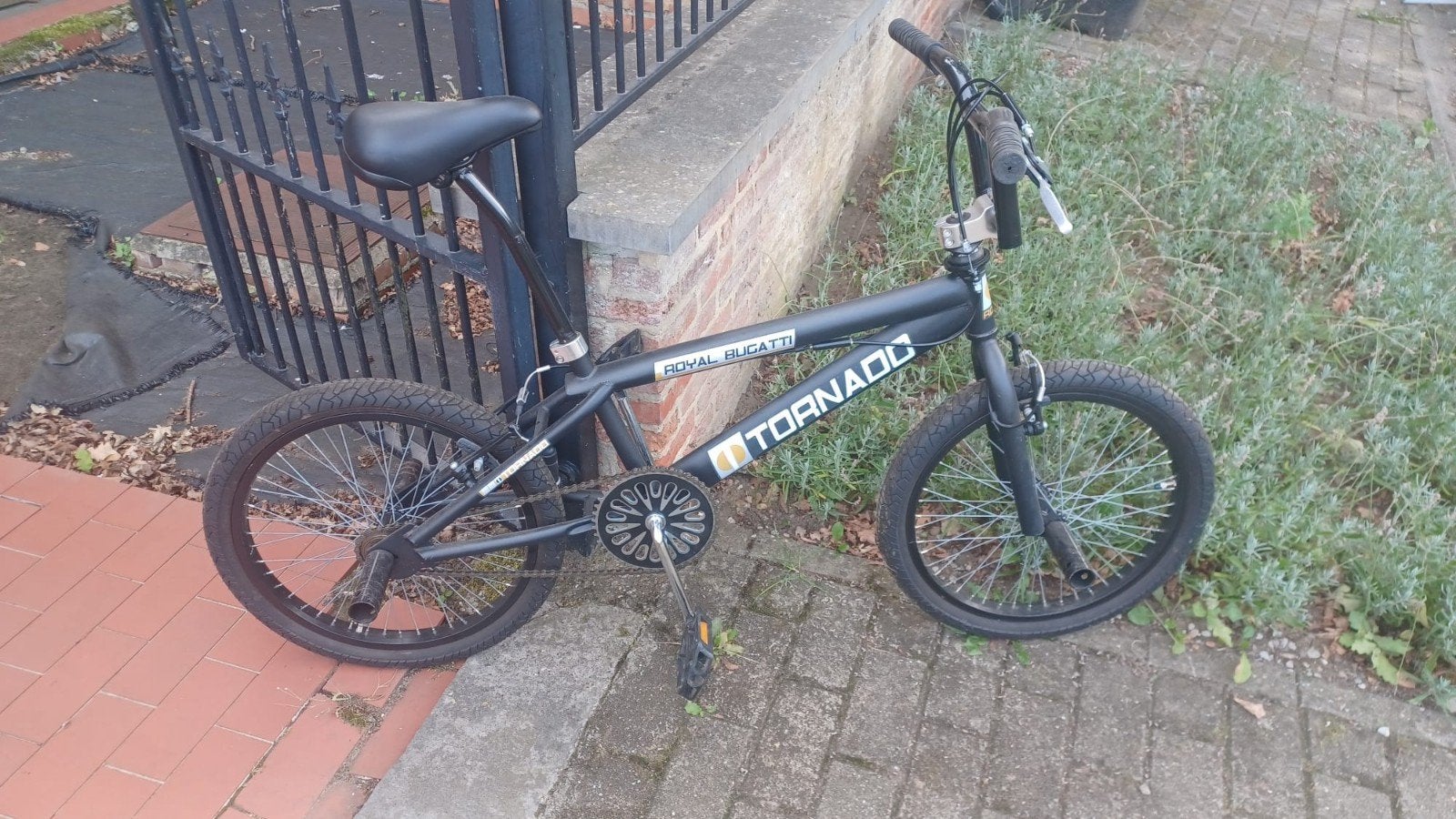 BMX fiets Royal-Bugatti Tornado freestyle zwart, Fietsen en Brommers, Fietsen | Crossfietsen en BMX, Ophalen, Nieuw