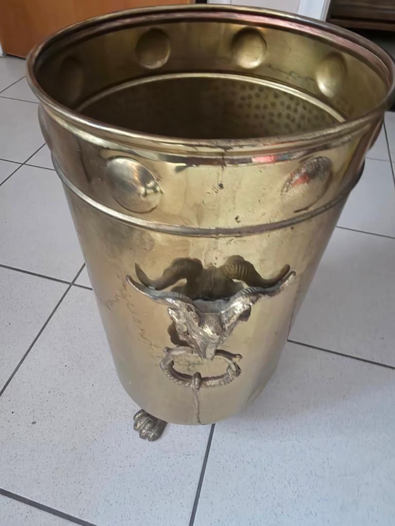 Oude Koperen Paraplu bak, Enlèvement