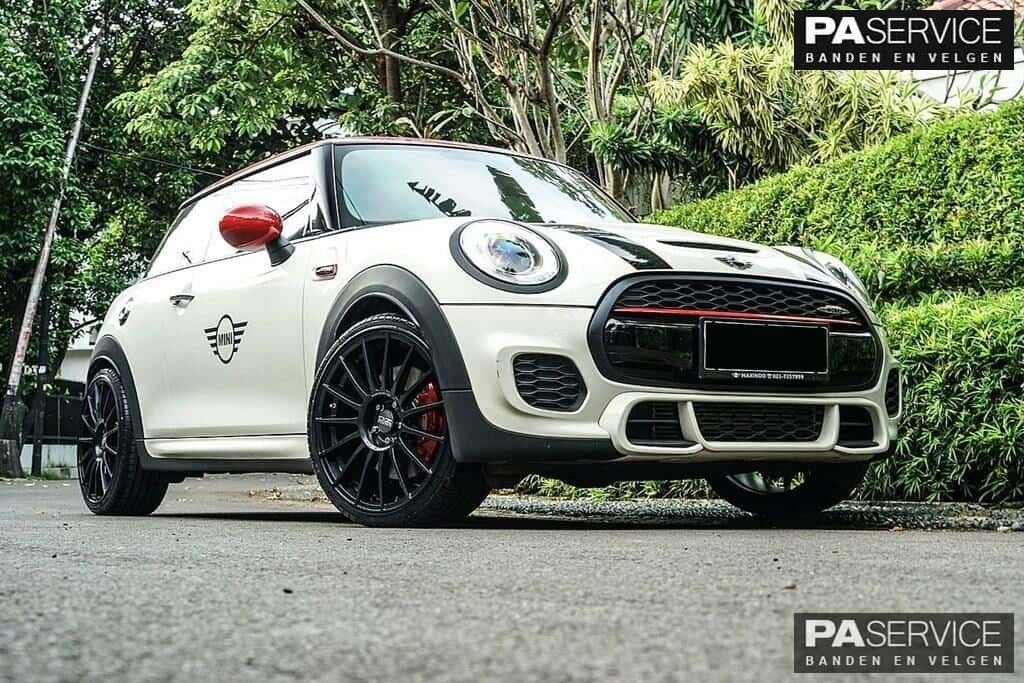 Nw 18 inch Matblack OZ Superturismo Mini F55 set incl Conti, Autos : Pièces & Accessoires, Neuf, Pneus et Jantes, 215 mm, Véhicule de tourisme