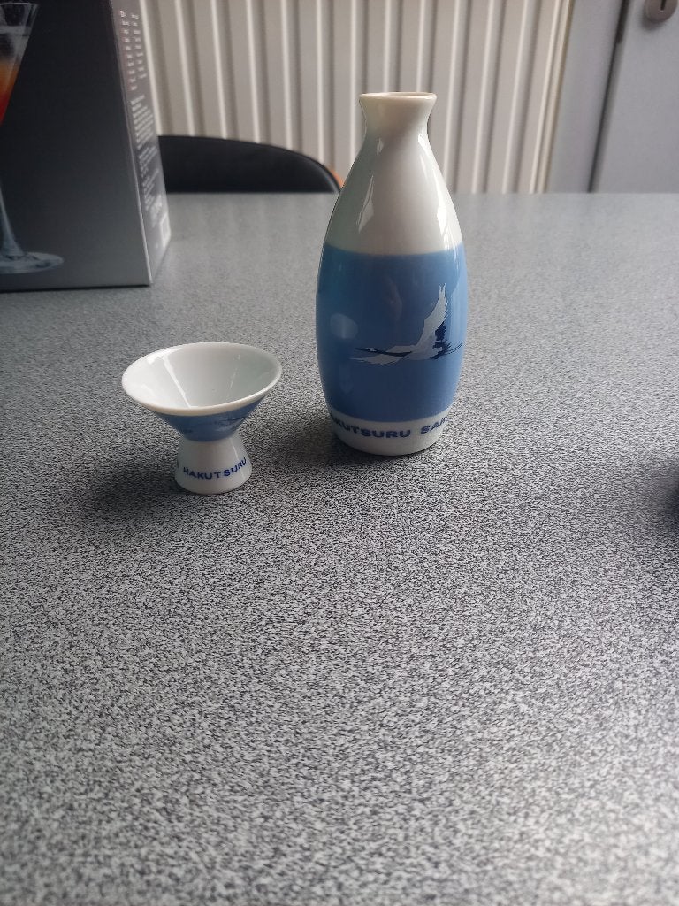 sake setje: flesje en 2 kopjes, Ophalen of Verzenden, Zo goed als nieuw, Porselein, Overige typen