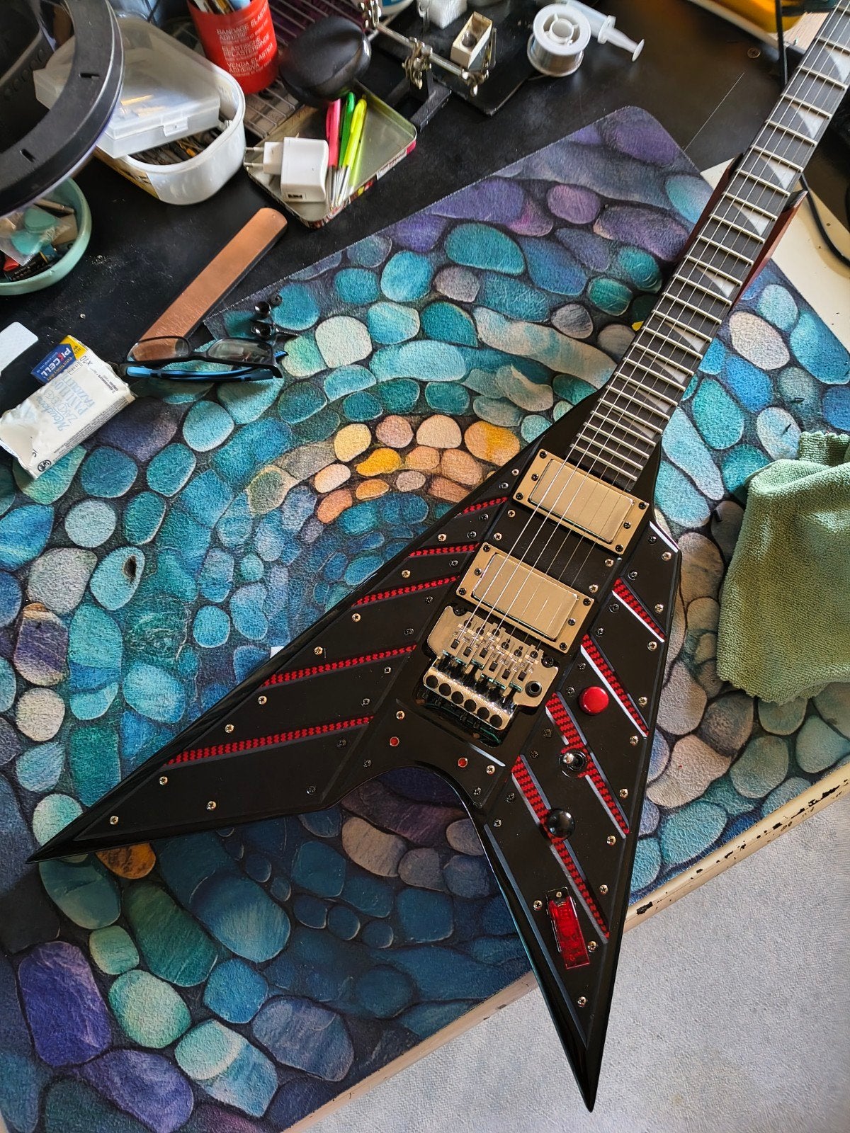 Custom V stijl gitaar met versterker., Muziek en Instrumenten, Snaarinstrumenten | Gitaren | Elektrisch, Overige merken, Met versterker