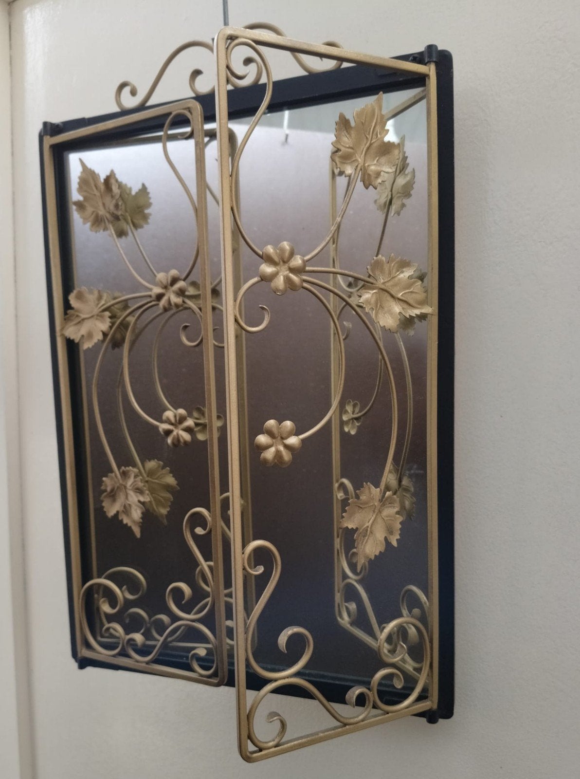 Miroir mural à volets sculptés en métal doré, Enlèvement ou Envoi