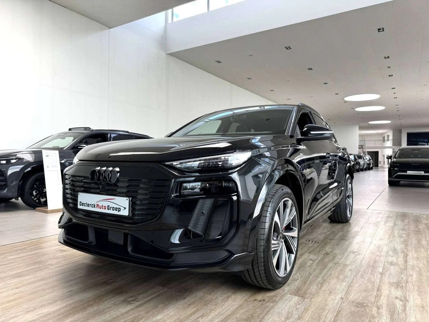 Audi Q6 e-tron CORPORATE S*PANO DAK*TREKHAAK*S-LINE*NIEUW*TO, Auto's, Automaat, Zwart, Adaptive Cruise Control, Zwart