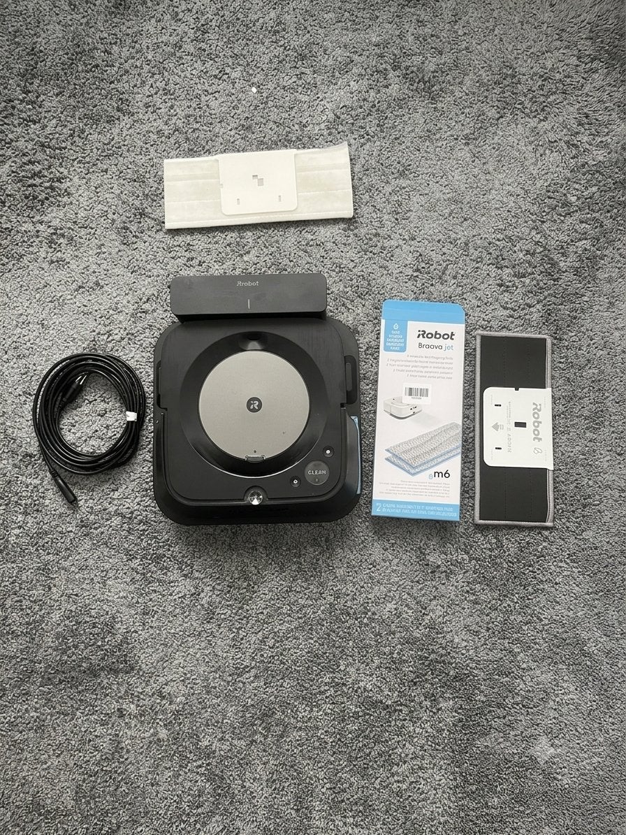 Robot laveur iRobot Braava Jet m6 — Complet dans une boîte, Neuf, Réservoir, Convient aux sols durs, Moins de 1 200 watts
