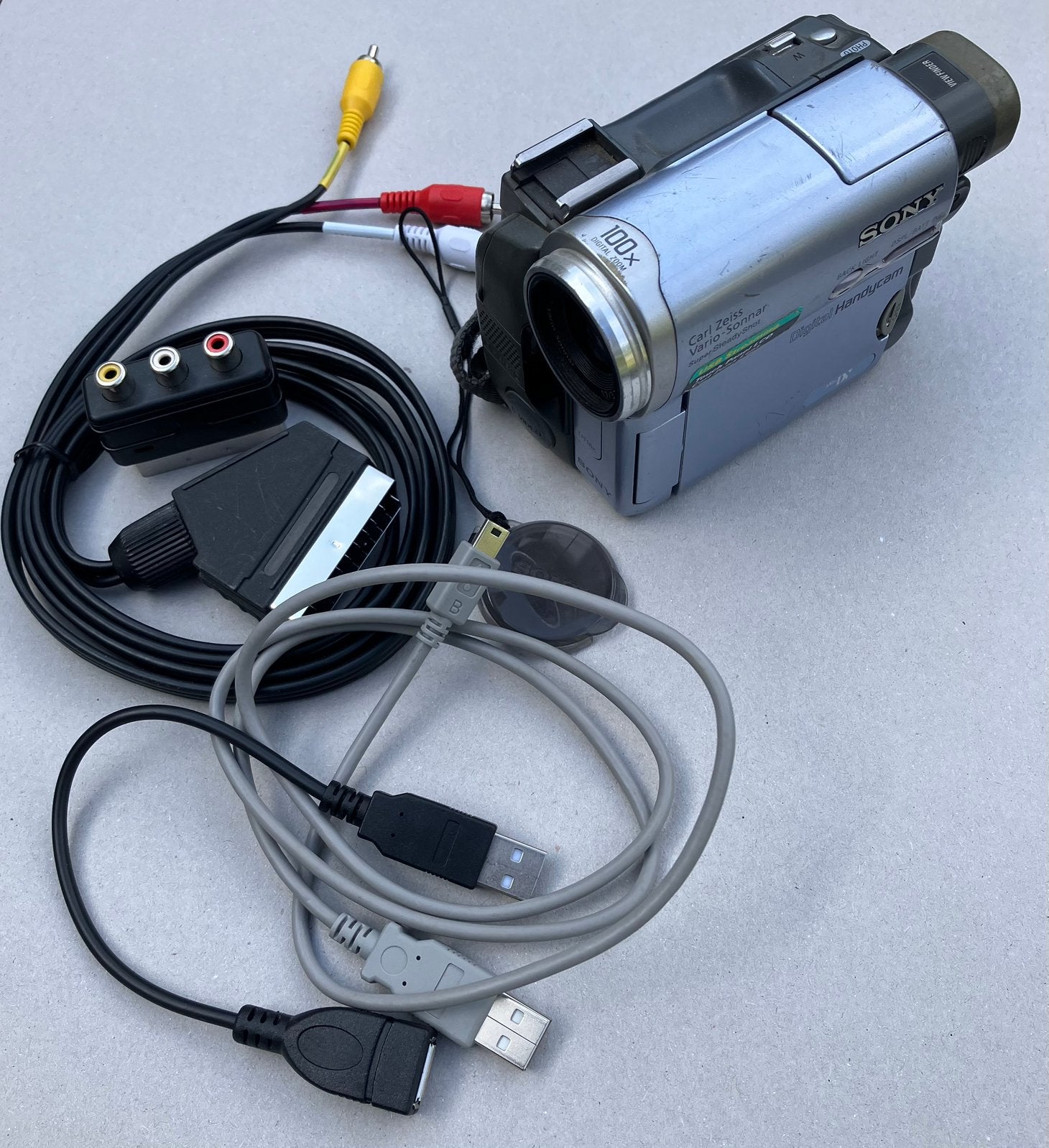 Digital Handycam 'SONY' DCR-TRV12E en toebehoren, Audio, Tv en Foto, Videocamera's Digitaal, Ophalen, Gebruikt, Overige soorten