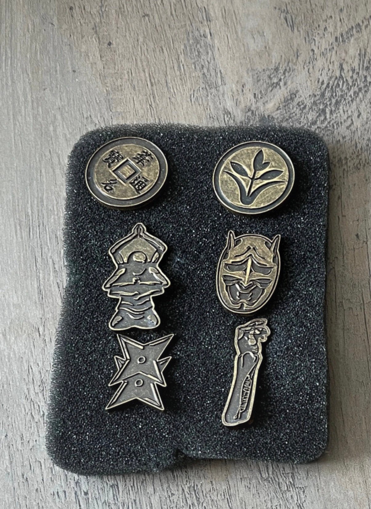Shadows Die Twice pin set zeldzaam, Enlèvement, Neuf, Insigne ou Pin's