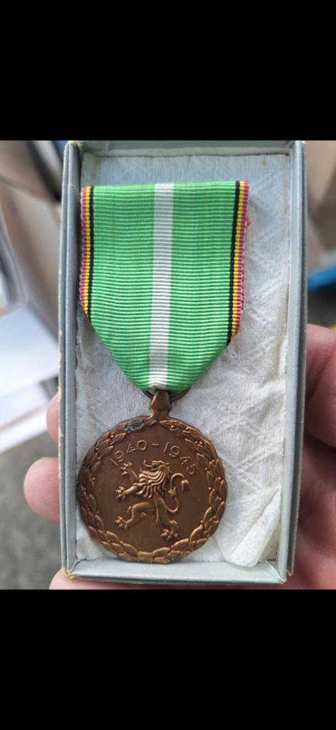 Te koop medaile 2 de wereld oorlog bieden, Postzegels en Munten, Penningen en Medailles, Ophalen of Verzenden