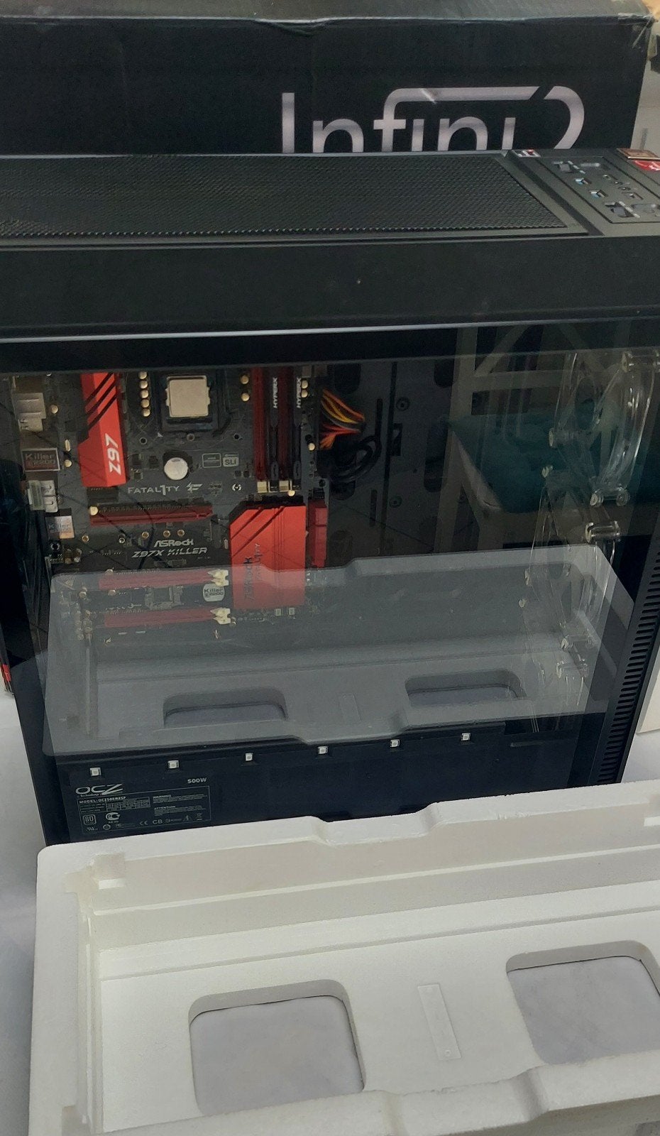 PC-toren met al zijn accessoires, Computers en Software, Desktop Pc's