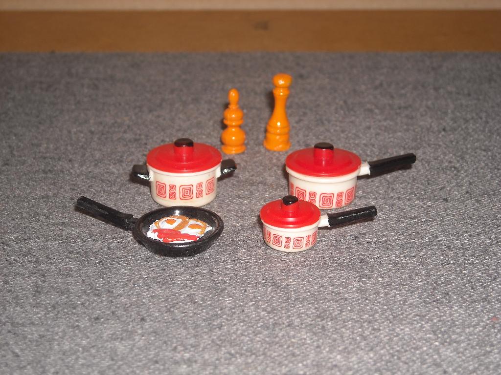 Lundby pannenset met peper-en-zoutstel, Verzamelen, Poppenhuizen en Toebehoren, Ophalen of Verzenden, Gebruikt