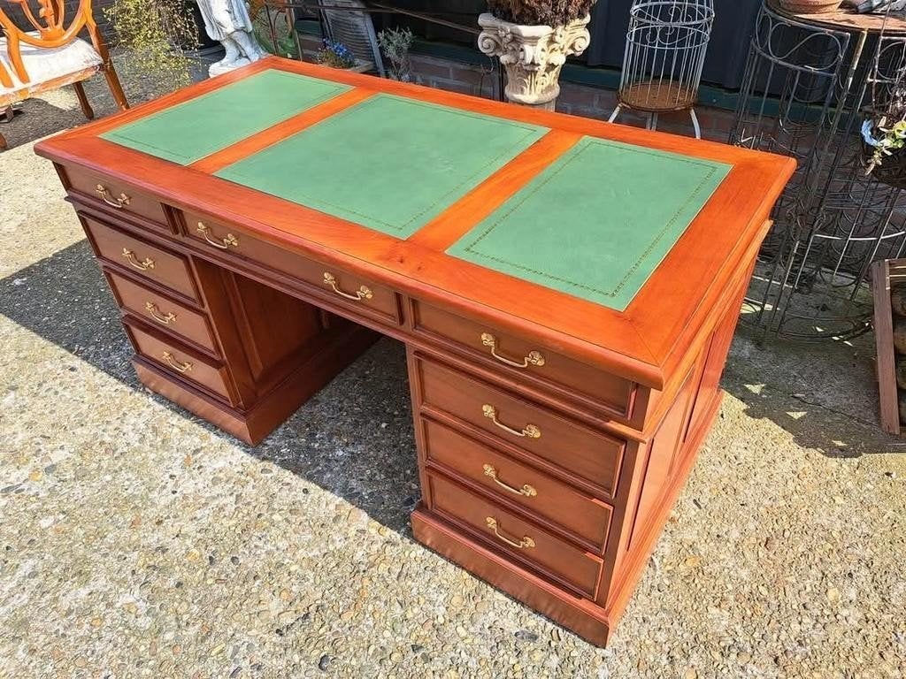 Klassieke Engelse schrijftafel, bureau, desk, met lederen in, Ophalen of Verzenden