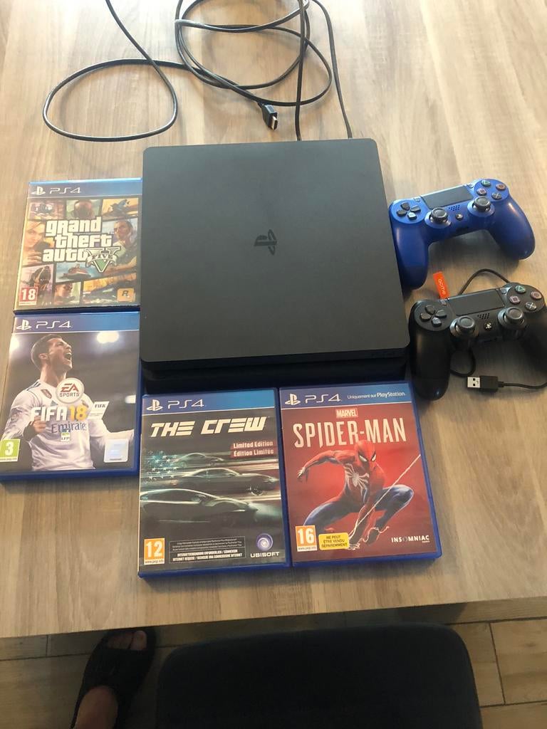 PS4, Enlèvement, Comme neuf, Avec 2 manettes