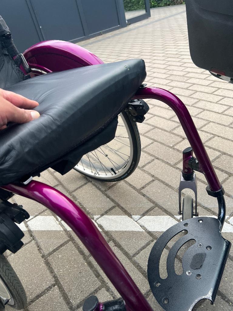 Te koop:  paarse QUICKIE sportrolstoel 💜♿, Diversen, Ophalen, Inklapbaar, Zo goed als nieuw, Handbewogen rolstoel