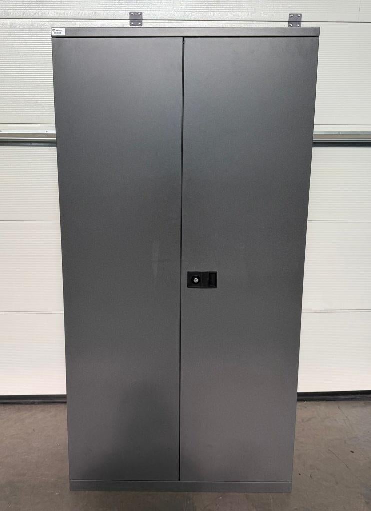 (21) Metalen 2 deuren kasten donkergrijs met legplanken, Enlèvement, Comme neuf