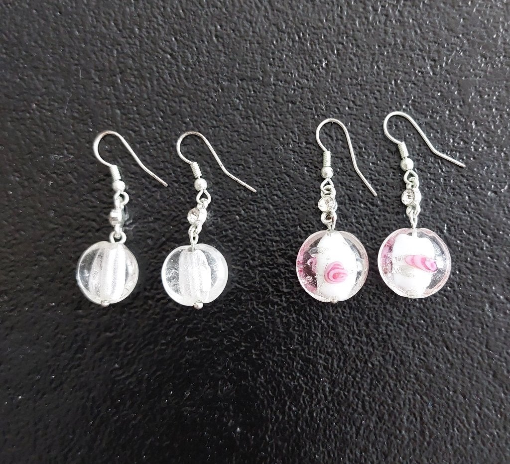 Boucles d'oreilles pendantes blanches et roses, Handtassen en Accessoires, Overige materialen, Ophalen of Verzenden, Roze, Met strass