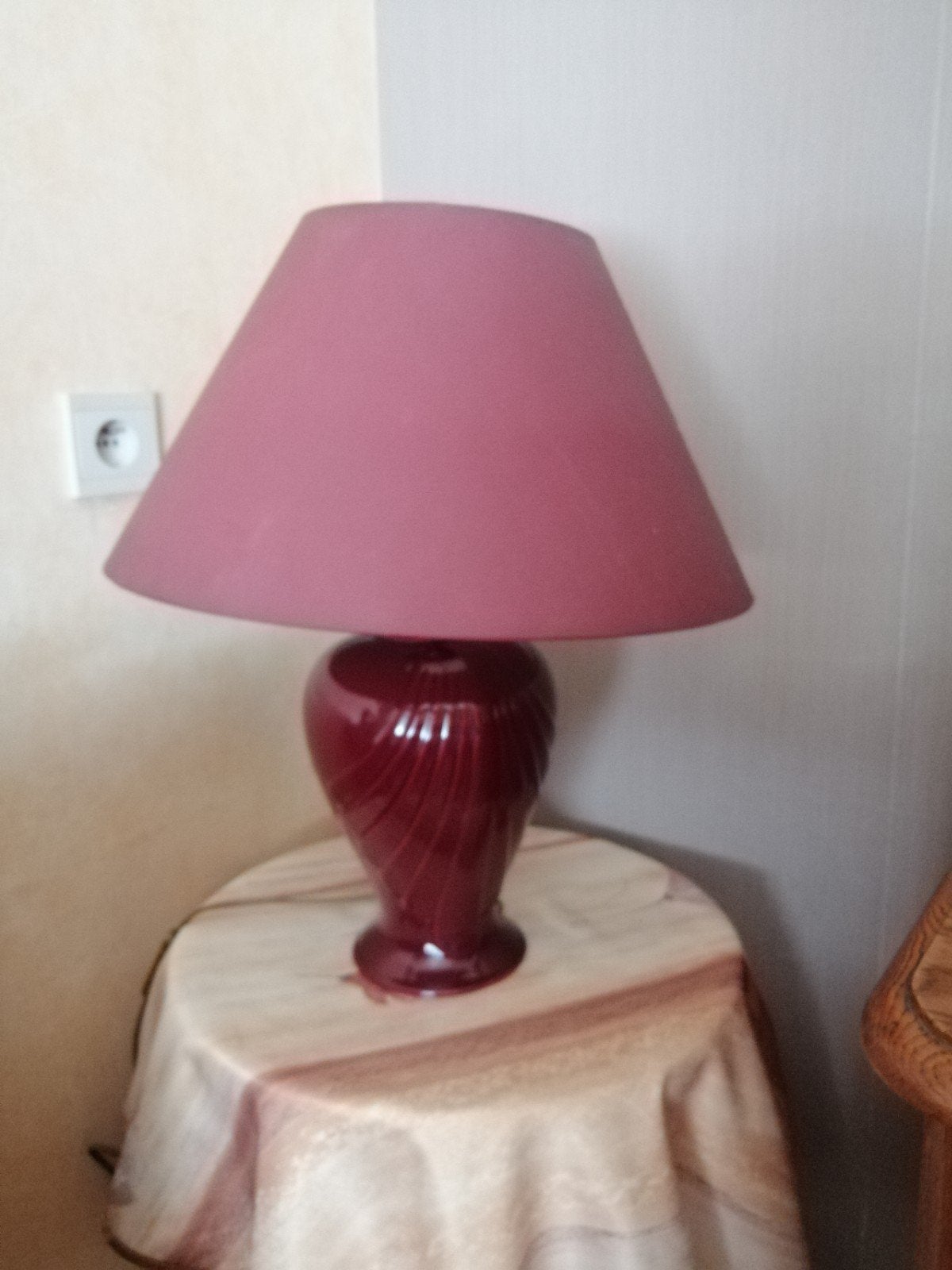 Tafel lamp bordeau kleur, Huis en Inrichting, Lampen | Tafellampen, Ophalen, E27 (groot), Zo goed als nieuw, Rood