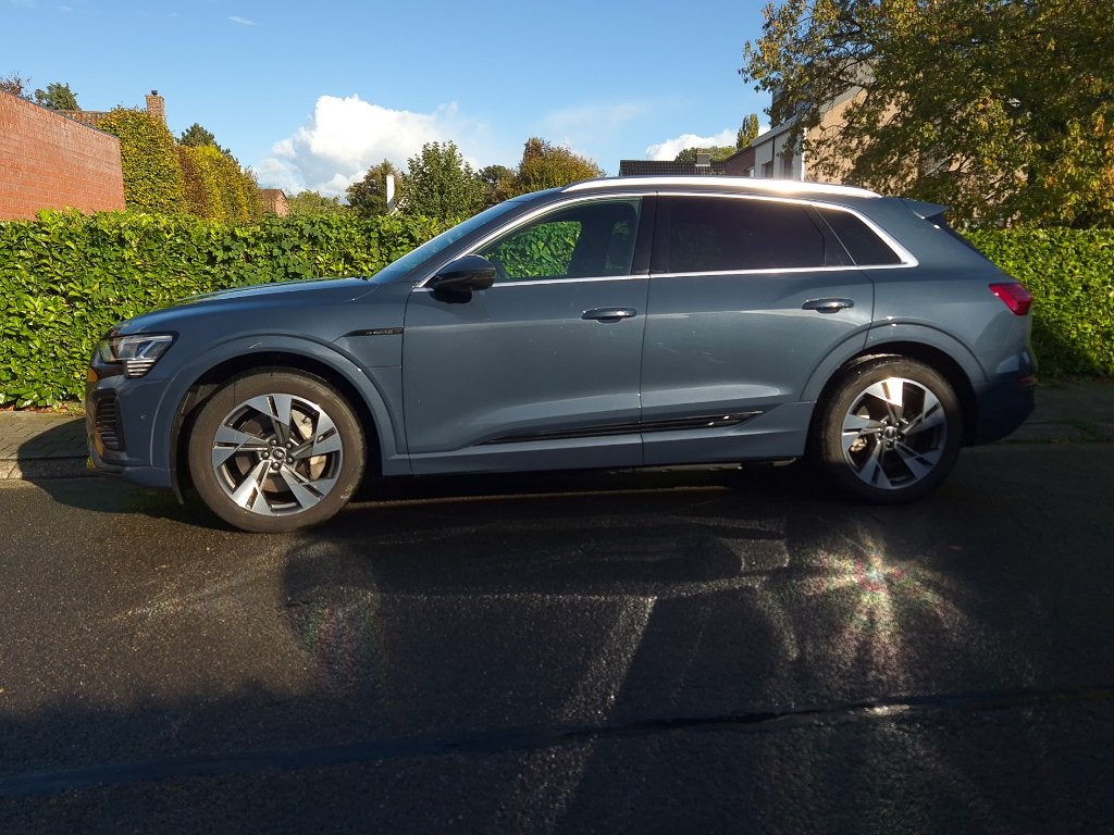Audi Q8 e-tron 50 QUATTRO 89 kWh/S-LINE/360/B&0/TREKHAAK, Auto's, Automaat, Blauw, 2585 kg, Elektrisch