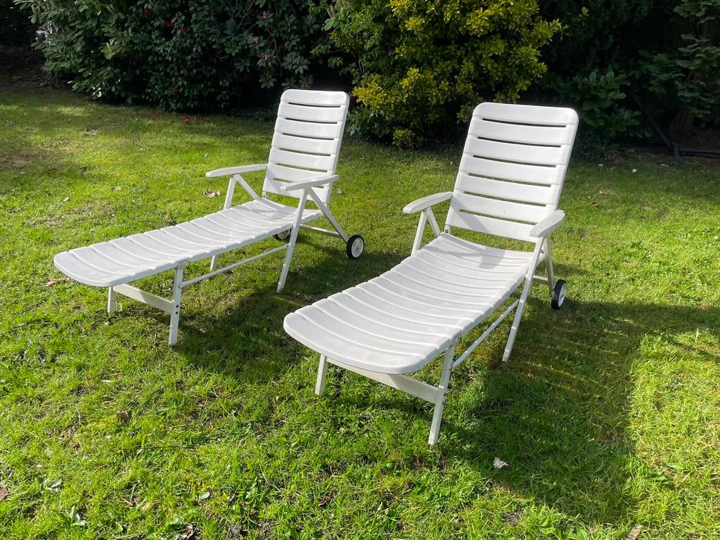 2 chaises longues avec structure en métal et roulettes, Enlèvement, Comme neuf