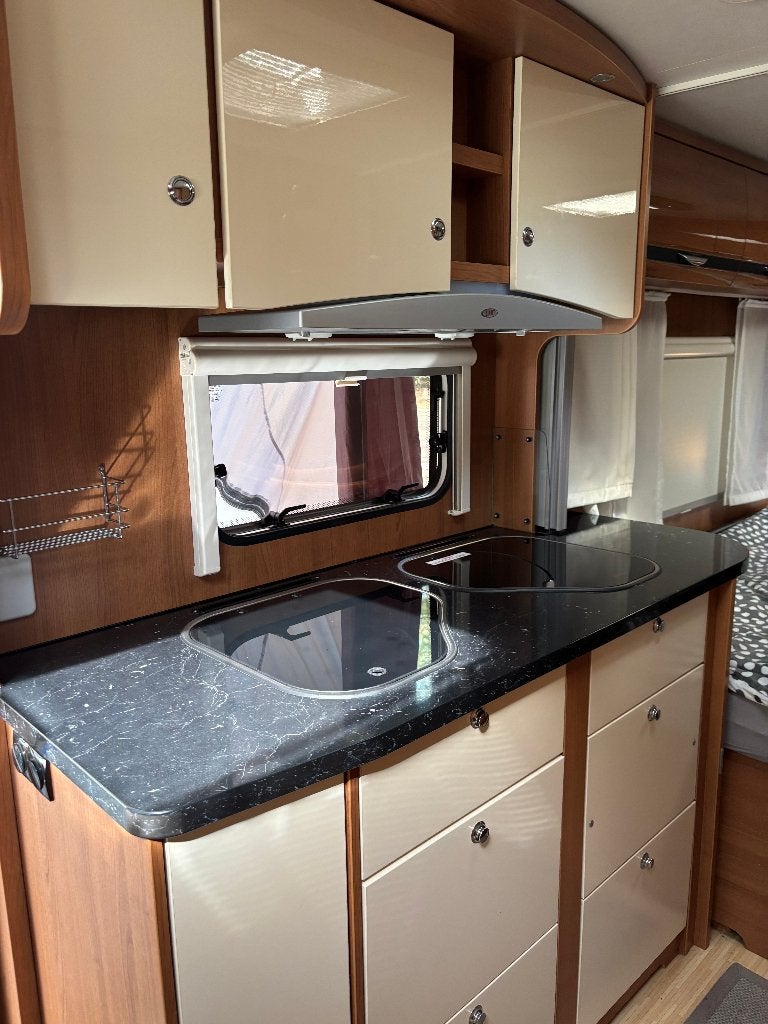 Te koop LMC MUSICA 503E, Caravans en Kamperen, Kachel, 2 aparte bedden, Rondzit, Particulier