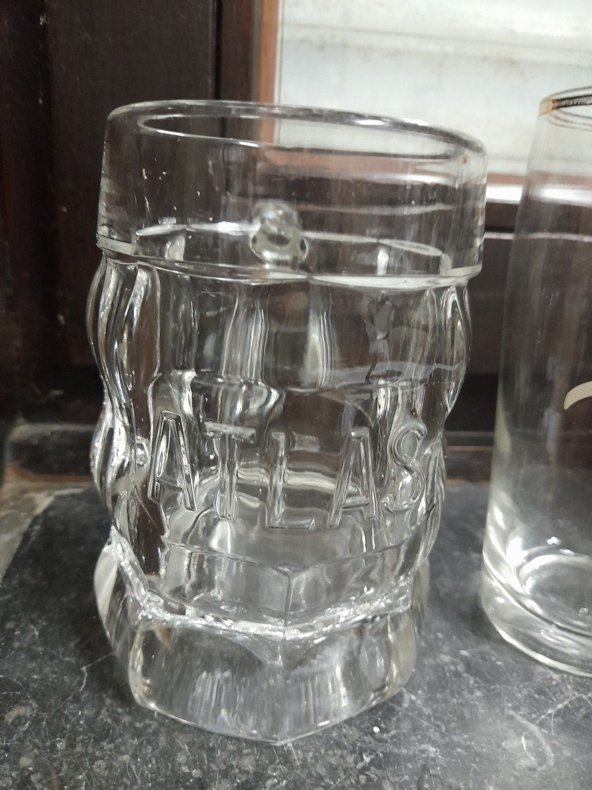 chope à bière + atlas en verre, Collections, Enlèvement ou Envoi