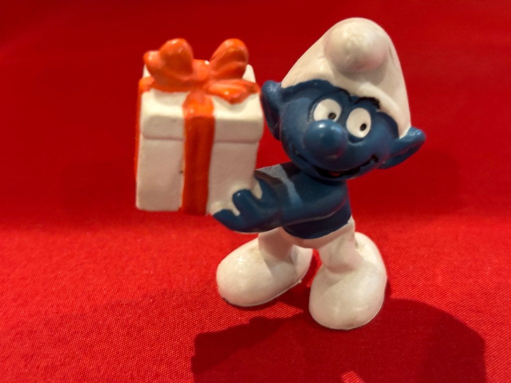 Lolsmurf smurf met cadeau . H5 cm Peyo Bully West Germany, Verzamelen, Ophalen of Verzenden, Zo goed als nieuw, Lolsmurf, Poppetje, Figuurtje of Knuffel