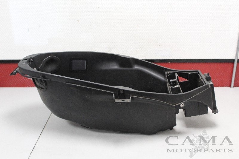 HELMBAK Piaggio MP3 300 2010-2012 (01-2010/12-2012), Motoren, Dhr. S. di Majo, Gebruikt, Info@cama-motorparts.nl, P.J. Troelstraweg 8 8
3144 CX  MAASSLUIS, NL