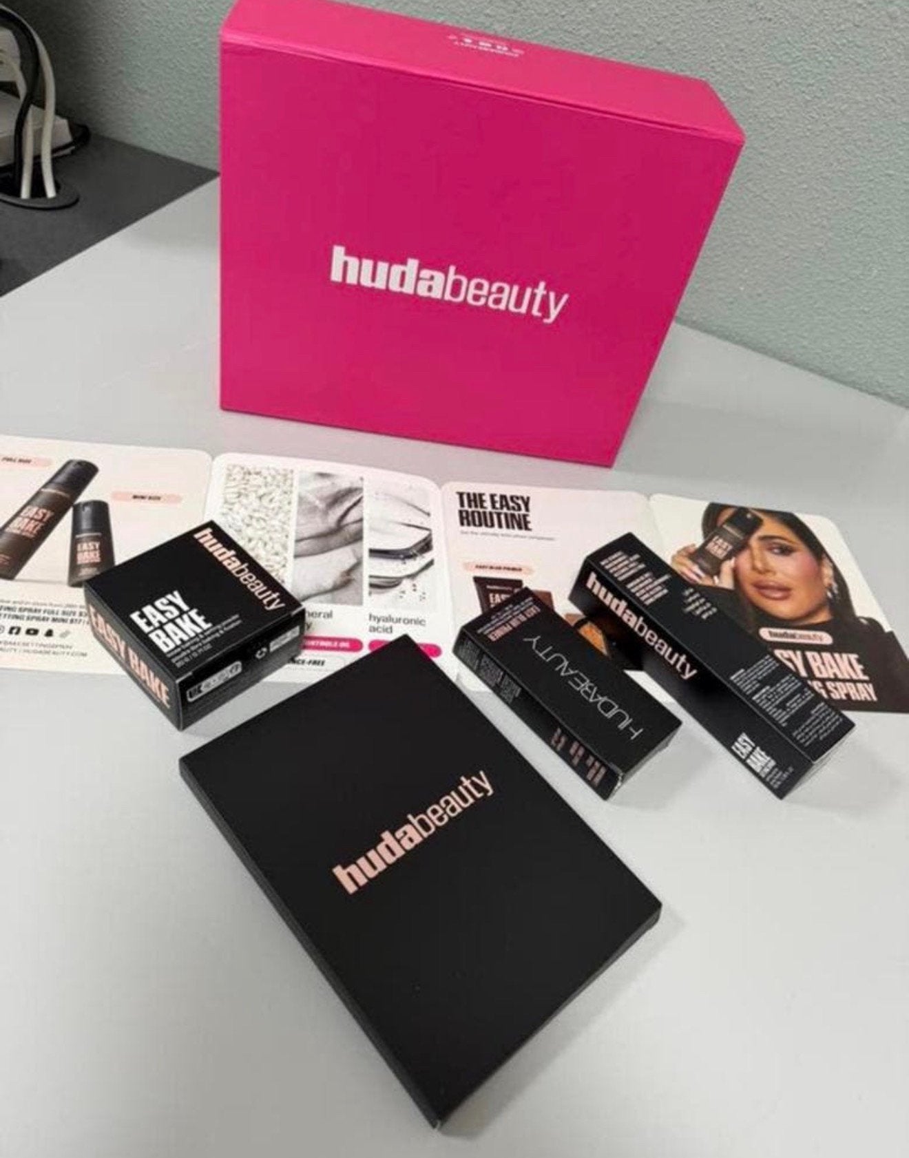 Huda Beauty Set NEW Spray, apprêt, poudre, maquillage miroir, Enlèvement ou Envoi, Neuf, Tout le visage