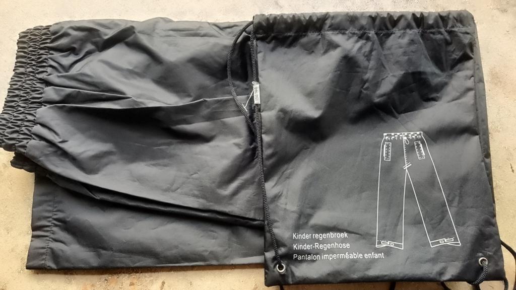 Nieuwe regenbroek met hoesje maat 134/140, Ophalen, Nieuw, Jongen of Meisje